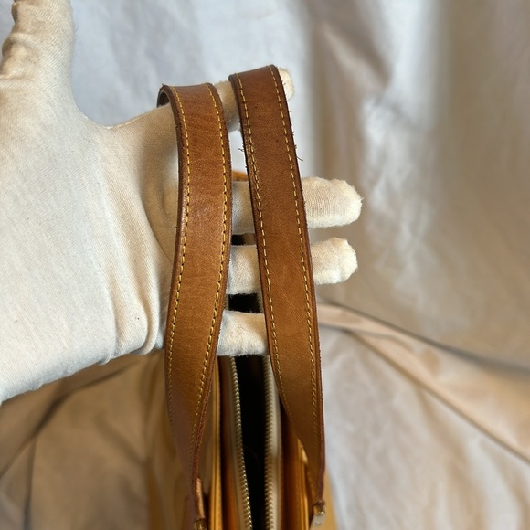 Louis Vuitton Vernis Purse: pre-loved. Beautiful bag. Date code LW0030 - Picture 5 of 14